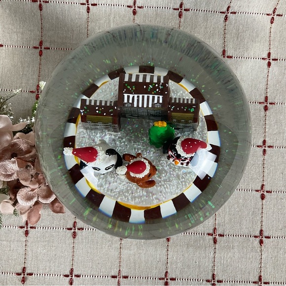 Henri Bendel “Bendel Guests” Final Edition Musical Snow Globe HTF Rare Snowglobe - Picture 3 of 11